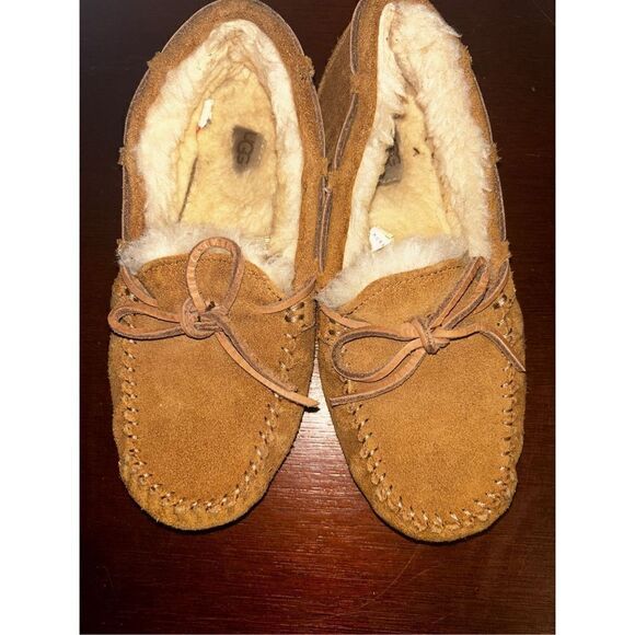 Ugg Dakota Moccasins size 4 girls - Picture 3 of 8